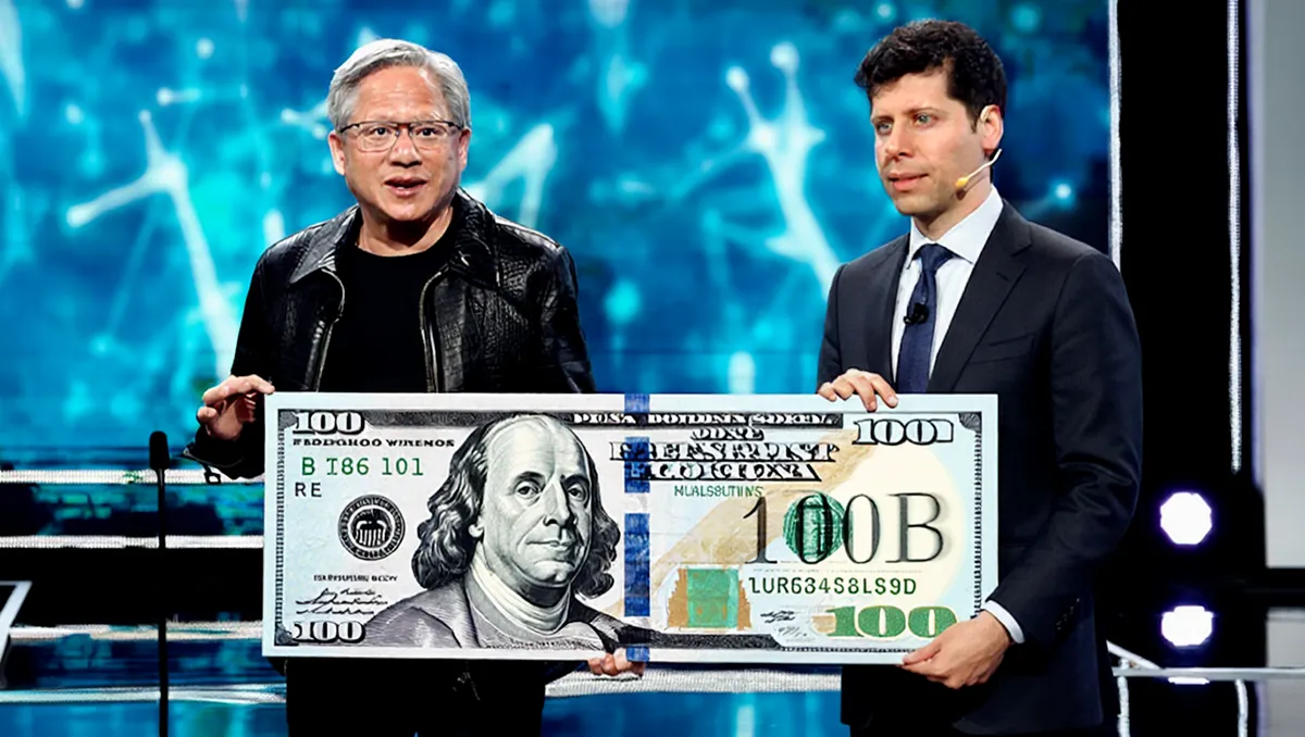 Kaks meest seisavad laval ja hoiavad suurt 100B dollarise arve pildiga plakatit. Taustal on sinine mustriline valgus. Vasakpoolsel mehel on must nahktagi ja parempoolsel tumeda ülikonnaga mees.