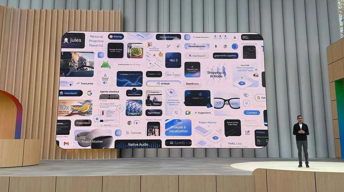 Suures ruumis on esitlus ekraaniga, millele on projitseeritud erinevaid tehnoloogiaprojekte ja -mõisteid nagu 'Gemini', 'XR Glasses' ja 'Agent Mode'. Ekraanil on palju tekstikaste, ikoone ja pilte, viidates mitmetele tehnoloogiatega seotud teemadele. Paremal seisab inimene, kes ilmselt esitleb neid ideid publikule. Ruumi seinad on valmistatud vertikaalsetest plaatidest.