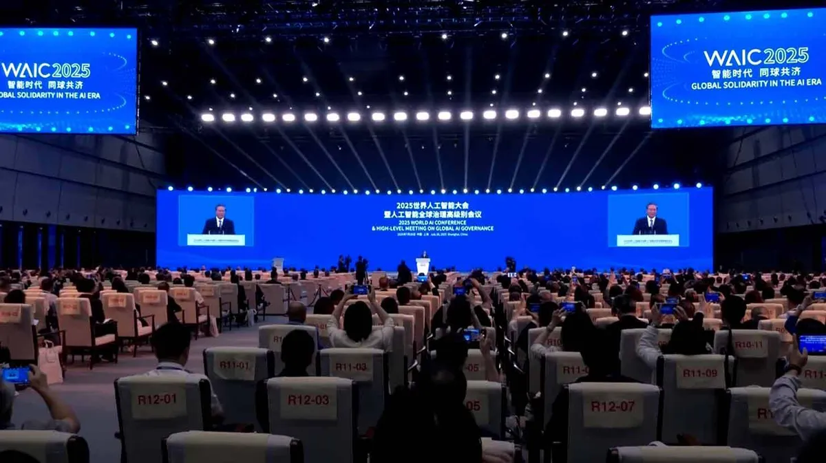 Suur konverentsisaal, kus inimesed istuvad toolidel ja osalevad 2023. aasta tehisintellekti üritusel. Suurel ekraanil ees on ingliskeelne tekst '2023 World AI Conference & High-Level Meeting on Global AI Governance'. Laval kõneleb inimene. Pimedas ruumis on eredaid prožektoreid. Seintele on projitseeritud konverentsi logo ja teema.